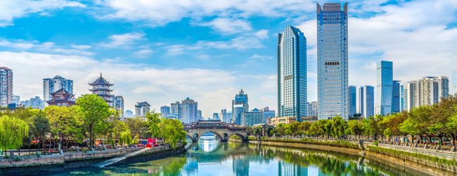 LISA-Sprachreisen-Erwachsene-Chinesisch-China-Chengdu-Skyline-Fluss-Bruecke-Tempel