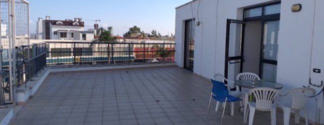 LISA-Sprachreisen-Erwachsene-Englisch-Zypern-Limassol-Sprachschule-Terrasse-Pause-Sommer