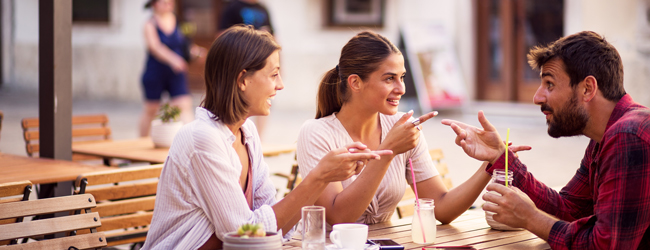 LISA-Sprachreisen-Erwachsene-Italienisch-Italien-Neapel-Napoli-Cafe-Pizza-Freunde-Treffen