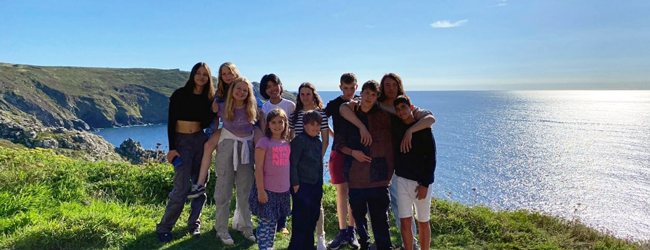 Ausflug ans Meer in Cornwall bei einer LISA! Sprachreise Eine Gruppe Kinder am Meer in Cornwall bei einem Englisch-Sprachkurs
