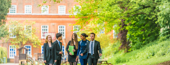 Unterwegs in der High School in Grossbritannien Schüler einer High School in England spazieren durch den Park der Schule