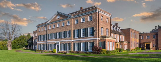 High School Gebäude in England Gebäude einer High School in England im Abendsonnenschein mit Fensterläden