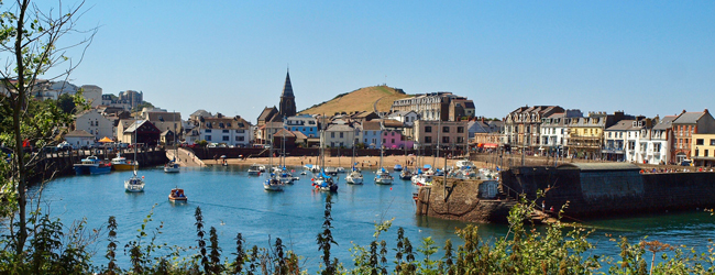 Sprachferien Englisch für Schueler: Der Hafen von Ilfracombe mit kleinen Booten und der Promenade.